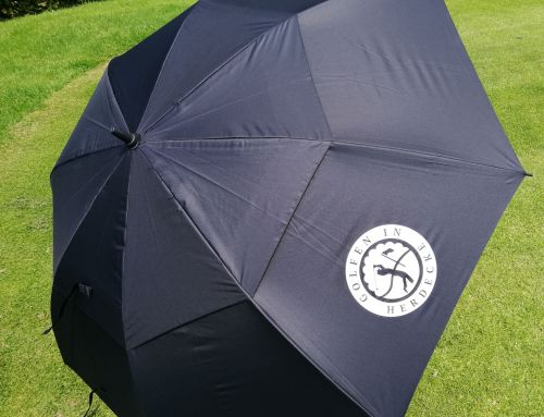 Neue Logo-Golfschirme im Pro-Shop erhältlich